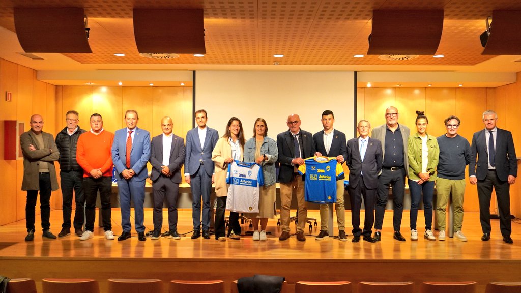 Hemos presentado nuestras nuevas  equipaciones junto a la Directora General de Actividad Física y Deporte, Manuela Ena Fernández

También nos han acompañado los responsables de Northlegend y la Junta Directiva de la <a href="/asturfutbol/">Real Federación de Fútbol Principado de Asturias</a>

#LosColoresDeMiTierra #OrgulloDeSerAsturiano