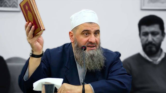 Molla Abdullah Yıldız, Cumhuriyetin 102. yılını kutlayan muhafazakarlar hakkında;

"Öyle içten kutluyorlar ki  dersin, onların ezanını susturmamış, hilafetini lağvetmemiş, alfabesini değiştirmemiş, şapka takmayanları asmamış, Haccı yasaklamamış…… Yazık.."