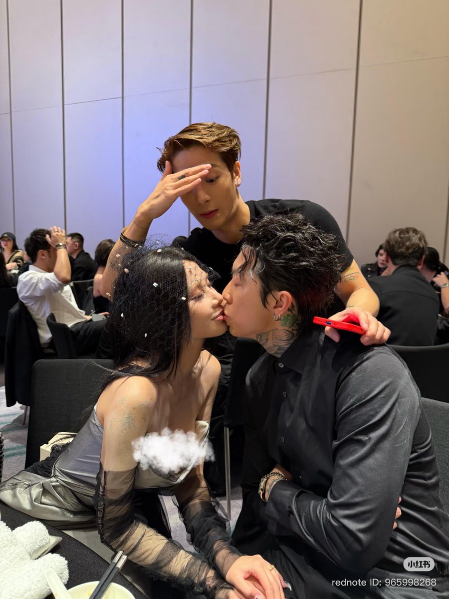 Jira_JK49's tweet photo. เทรดรวมภาพแด๊ดในงานแต่ง #PSYP
ถ่ายกะเจ้าของงายมั่งเนาะ พ่อกุวนรอบงานเลยอ่ะ555555😂
#JacksonWang #PSYPWedding https://t.co/cSuhU6V3lg