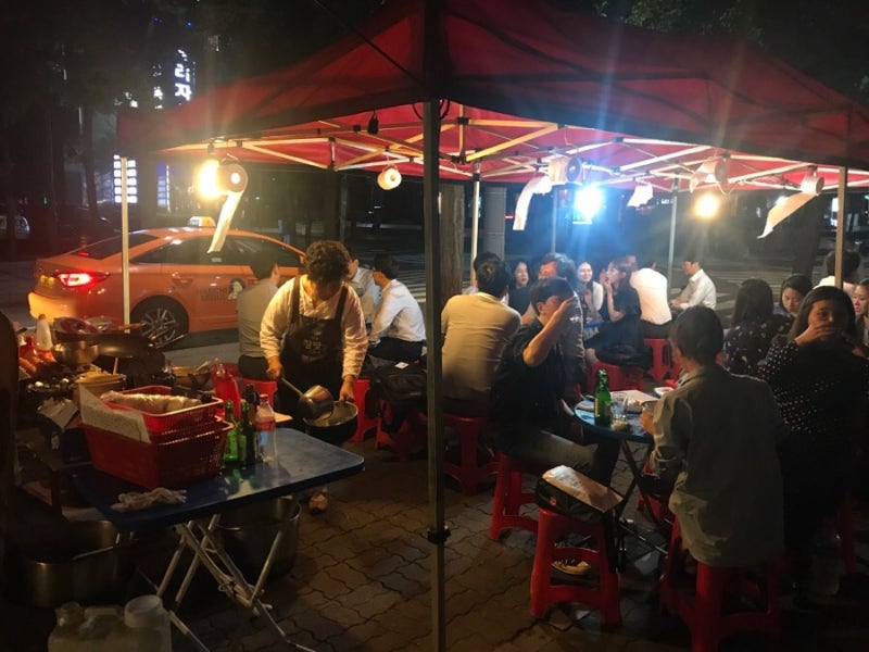 2030_JH's tweet photo. "포장마차"에서 건네는 소주 한잔 두잔 
그리고 뜨끈한 홍합국물 과 어묵탕 거기에 밤새 떠드는 두서없는 수다.

가끔은 소소하게 이런저런 얘기꺼리 끄집어내서 할말 많아 지는 초겨울,,

"포장마차"가 절실하게 그리워 지는 때가있다.
그러고보니
..청승맞게 비빌곳이 "포장마차" 만한 곳이 있겠나.. https://t.co/tCoOC4MTbZ