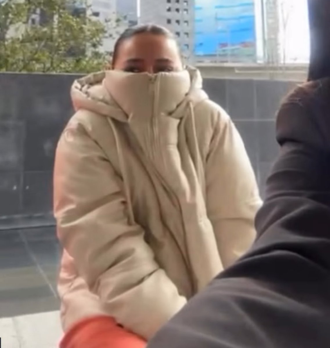 DimeChain's tweet image. La alarma de mi vecina del piso de arriba lleva fácil 1 hora sonando, la misma vecina me ha tocado escucharla pelearse, gemir, etc. Siento que ya soy parte de su vida.