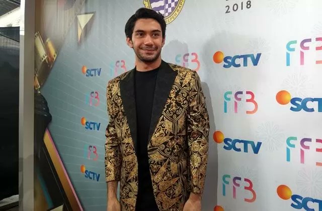 forumfilmbdg's tweet photo. Tercatat, Reza Rahadian membawa pulang piala "Pemeran Utama Pria Terpuji Film BIOSKOP(Indonesia)" sebanyak 4X.
FFB 2010: "Emak Ingin Naik Haji"
FFB 2013: "Habibie & Ainun"
FFB 2016: "My Stupid Boss"
FFB 2021: "Layla Majnun"
☝🏻 Sahabat #FFBComm yang ngefans sama aktor hebat ini? https://t.co/PPEvArWkcP