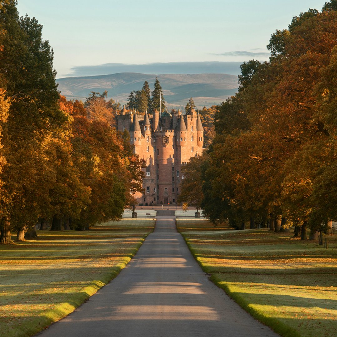 Have you ever been to 📍Glamis Castle? This beautiful Scottish residence was built in the 14th century. It also served as inspiration for Shakespeare's Macbeth! Will you visit on your next trip to Scotland with us?
#scotland #castle #scotlandtour #travel #autumn #europe #vacation