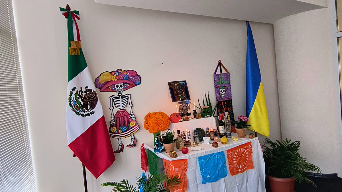 La Embajada de México🇲🇽 en Ucrania 🇺🇦 montó un altar de muertos dedicado a nuestro compañero Cristóbal González Ascencio🕯️. #DíaDeMuertosMXenelMundo #DiplomaciaPúblicaMX #DiplomaciaCulturalMX #IMMETradicionesMX