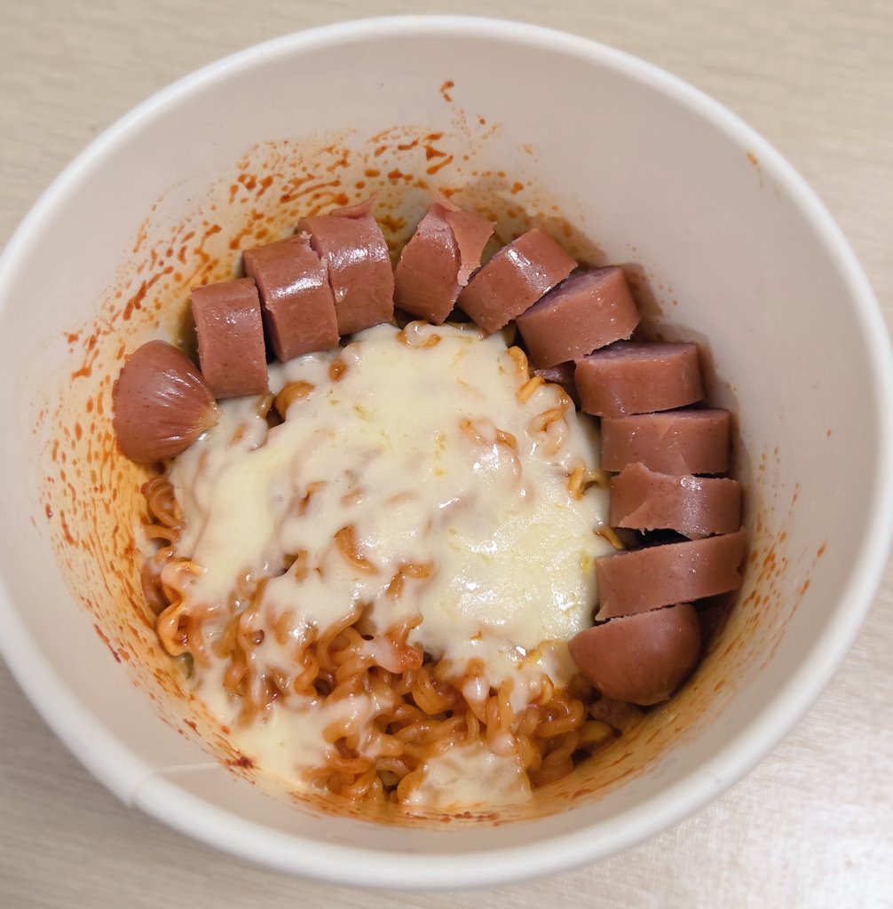 라볶이와 스파게티를 정말 사랑하는 사람인데 이 두개가 합쳐진 거라니..🤤 안먹어볼 수가 없어서 공식에서 추천해준 조합으로 조리해서 먹어봤는데 진짜 너무 맛있었어요!😆 특히 소시지랑 진짜 잘 어울려요! 이런 콜라보 앞으로도 많이 해주세요!🫶🏻
#GS25 #픽셀리 #GS25픽셀리라파게티