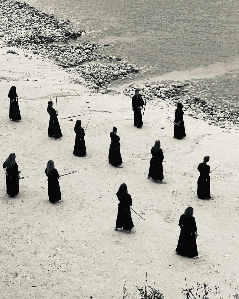 "Samuray olacağım" diyen oyuncu Fadik Sevin Atasoy bu yolda ilk adımı attı. 

Dünyada bir ilk olan eğitim merkezine seçilen oyuncu Fadik Sevin Atasoy Japonya'da samuray eğitimine başladı.