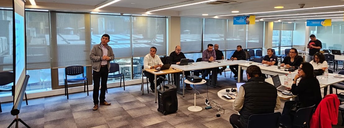 CTMIN_Chile's tweet image. 🔹Inicia el #EncuentroCTMIN2025 con la exposición sobre la PNSSM, a cargo de Jedry Veliz y Óscar Villarroel.

Se repasaron hitos como la Campaña de las Cruces, la ratificación del Convenio 176 y el trabajo tripartito que hoy impulsa su implementación.
#PNSSM #Convenio176 #CTMIN