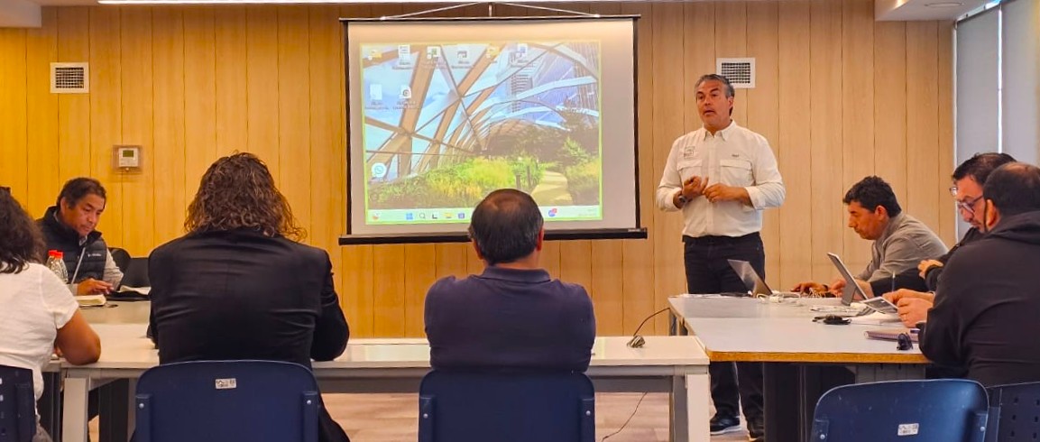 CTMIN_Chile's tweet image. 🔹Inicia el #EncuentroCTMIN2025 con la exposición sobre la PNSSM, a cargo de Jedry Veliz y Óscar Villarroel.

Se repasaron hitos como la Campaña de las Cruces, la ratificación del Convenio 176 y el trabajo tripartito que hoy impulsa su implementación.
#PNSSM #Convenio176 #CTMIN