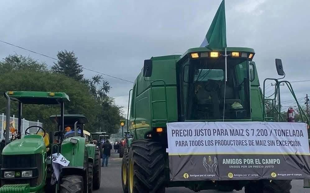 20PeterMel's tweet photo. #Bloqueo por aquí, #BloqueoCampesino por allá, bloqueado por #agricultores por otro lado y bloqueos  #ganaderos  también

Megabloqueo de transportistas pospuesto

A la presirvienta en la #MañaneraDelPueblo no le importa ni le urge🤬

Se le está cayendo el país

#ParoNacional https://t.co/akNfZyIdgz