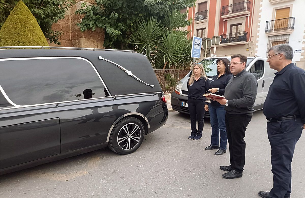 noticiasdejaen's tweet photo. Funeraria Barrio mejora sus servicios con la incorporación de dos nuevos vehículos
➡️ La empresa de Mancha Real refuerza su compromiso con la calidad y la atención a las familias
📌 Noticia completa: https://t.co/cCAR9YgdPB #Jaén #Noticias https://t.co/HQj8TEnXZk