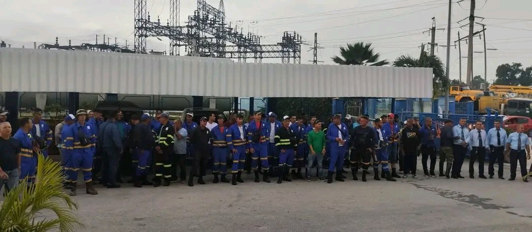 Despedimos hoy a las brigadas de eléctricos que parten desde #VillaClaraConTodos hacia el oriente del país, para apoyar a nuestros hermanos que enfrentan los duros embates del #HuracánMelissa.