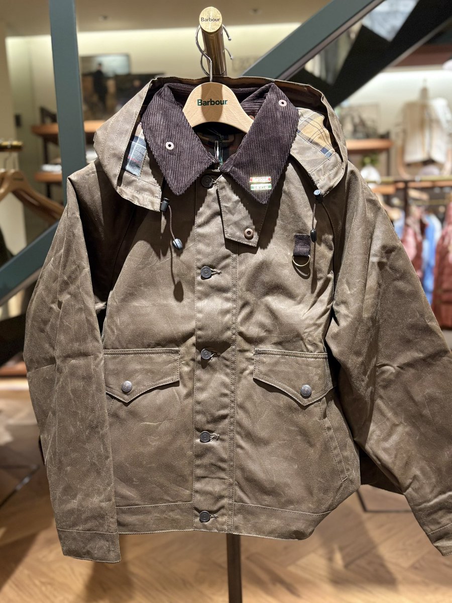 tinyrecords's tweet image. Barbour × Levi’s が初コラボ🔥
ということで発売に先駆けてブツを見させて頂きました。

バブアーの定番モデルをデニム生地や捨ステッチングでリーバイス色に、リーバイスの定番モデルをワックスやコーデュロイでバブアー色に。

気になる発売日は明日10月30日。
#PR