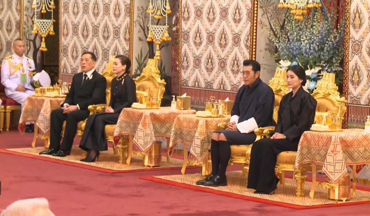 Paaa54's tweet photo. ทรงถวายพระเกียรติสูงสุดเหมือนกัน￼ ￼
ถอดพระราชอาสน์ ลาดพระสุจนี่ ถวาย

๒ พระราชอาณาจักร￼ประทับเคียงข้างกัน https://t.co/MGYmCIwMgr