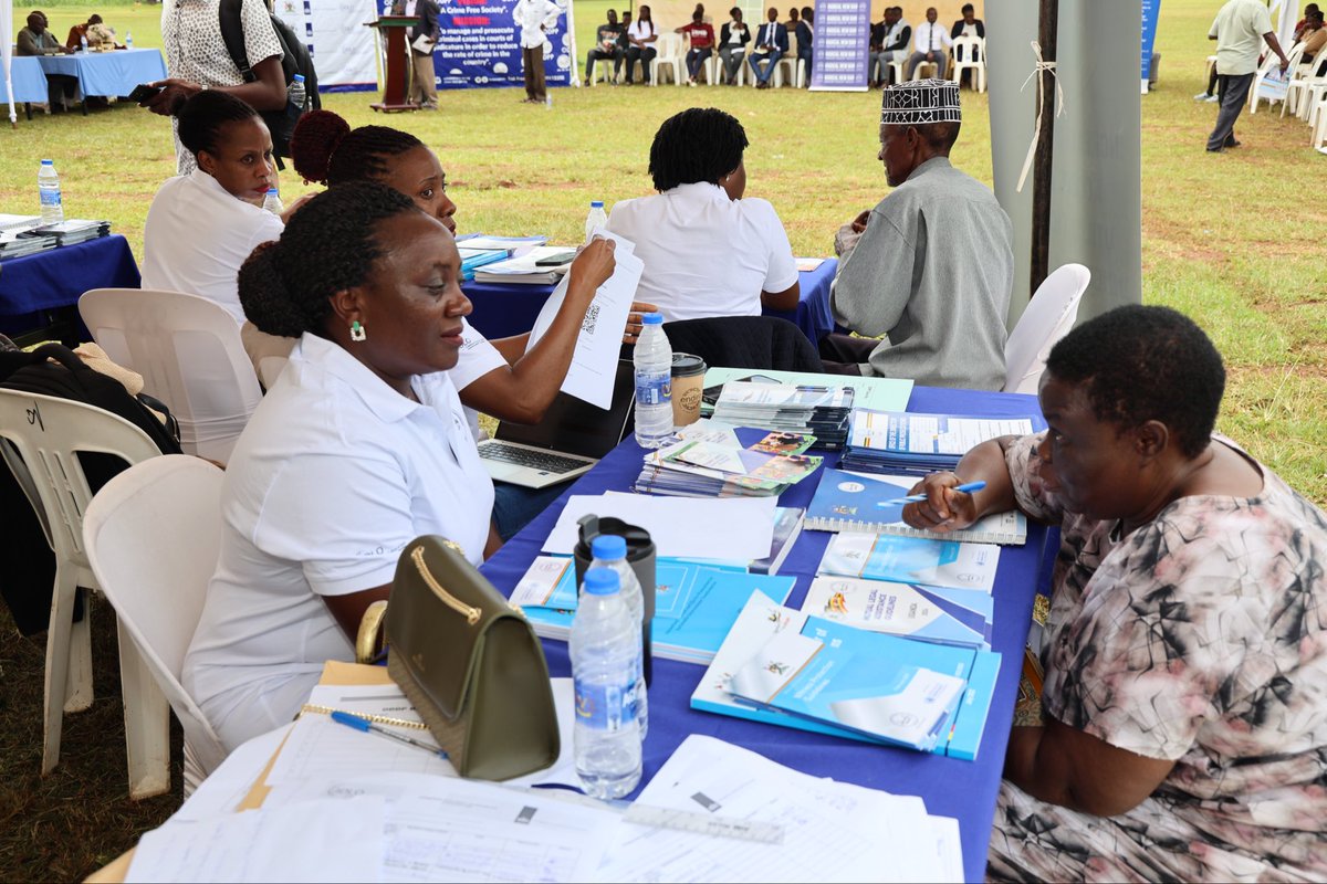 ODPPUGANDA's tweet photo. Members of the public having one-on-one interactions with ODPP staff this afternoon Mbale city for advice and guidance on any criminal legal issues and inquiries. #PeopleCenteredJustice #ODPPUGANDA #GBVPrevention #LandCrimes #RefugeeProtection #JusticeForAll #IDLO #KingdomofNetherlands