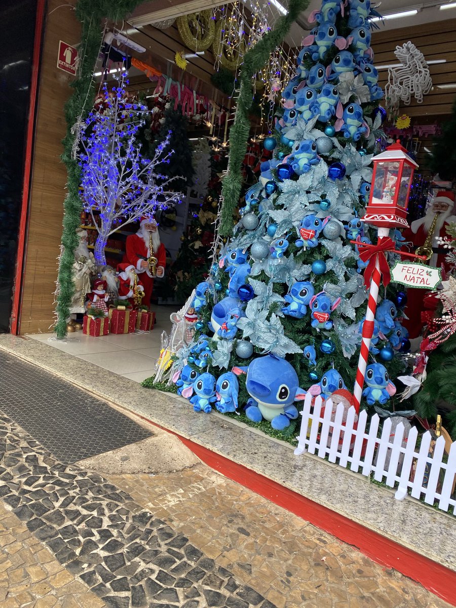 rexhaddl's tweet photo. q arvore de natal engraçada é essa https://t.co/FwNLJnr5OH
