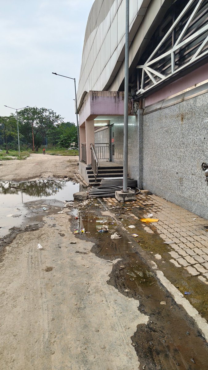 SubhadeepSubha's tweet photo. Kolkata Metro Esplanade Green line metro station has no proper sewerage . The outside of station looks like gutter. Is this a world-class facility ?
@metrorailwaykol @RailMinIndia @RailwaySeva https://t.co/OEWrQ0jCdM