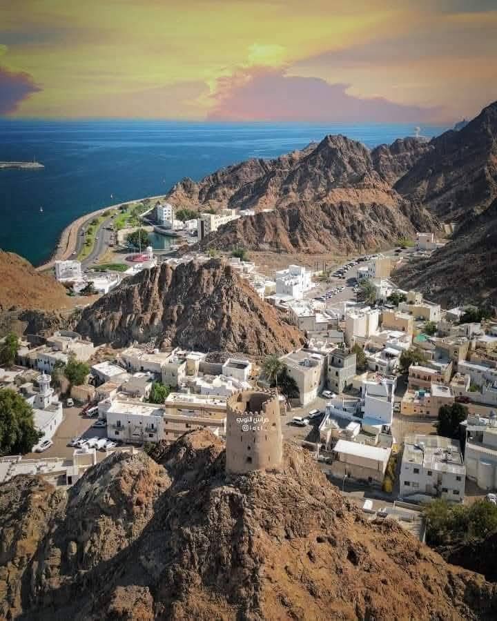 سحر الطبيعة بين البحر والجبل في #عُمان.. لوحة لا تُنسى ❤️🇴🇲
#سلطنة_عُمان