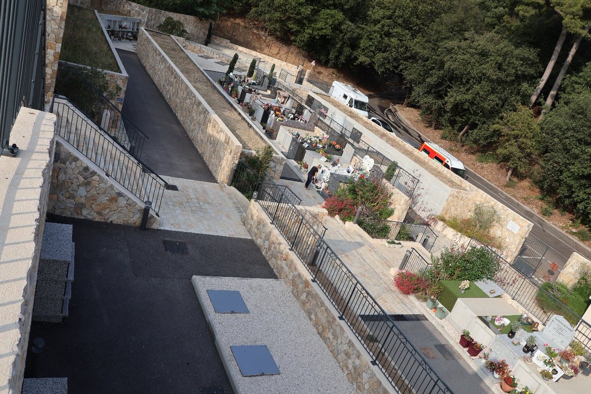 En cette période précédant les fêtes de la Toussaint, voici un focus sur la gestion communale en matière d’entretien et d’aménagement des cimetières de #SLV06
➡️saintlaurentduvar.fr/news/une-atten…