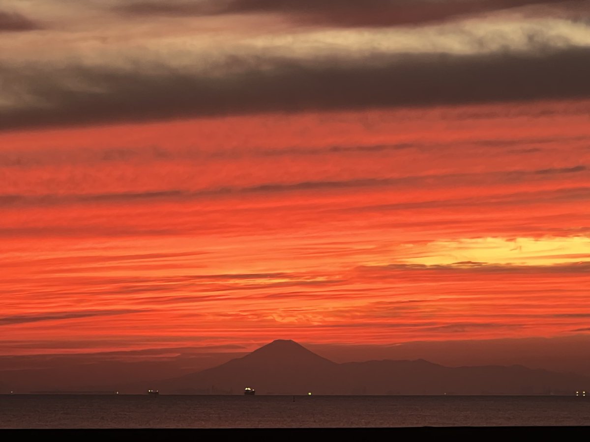 ryuskate1's tweet photo. 今日も今日とて運転手⛸️
今日の富士山もキレイ

#富士山と夕陽
#千葉市 https://t.co/2JKKr95LdR