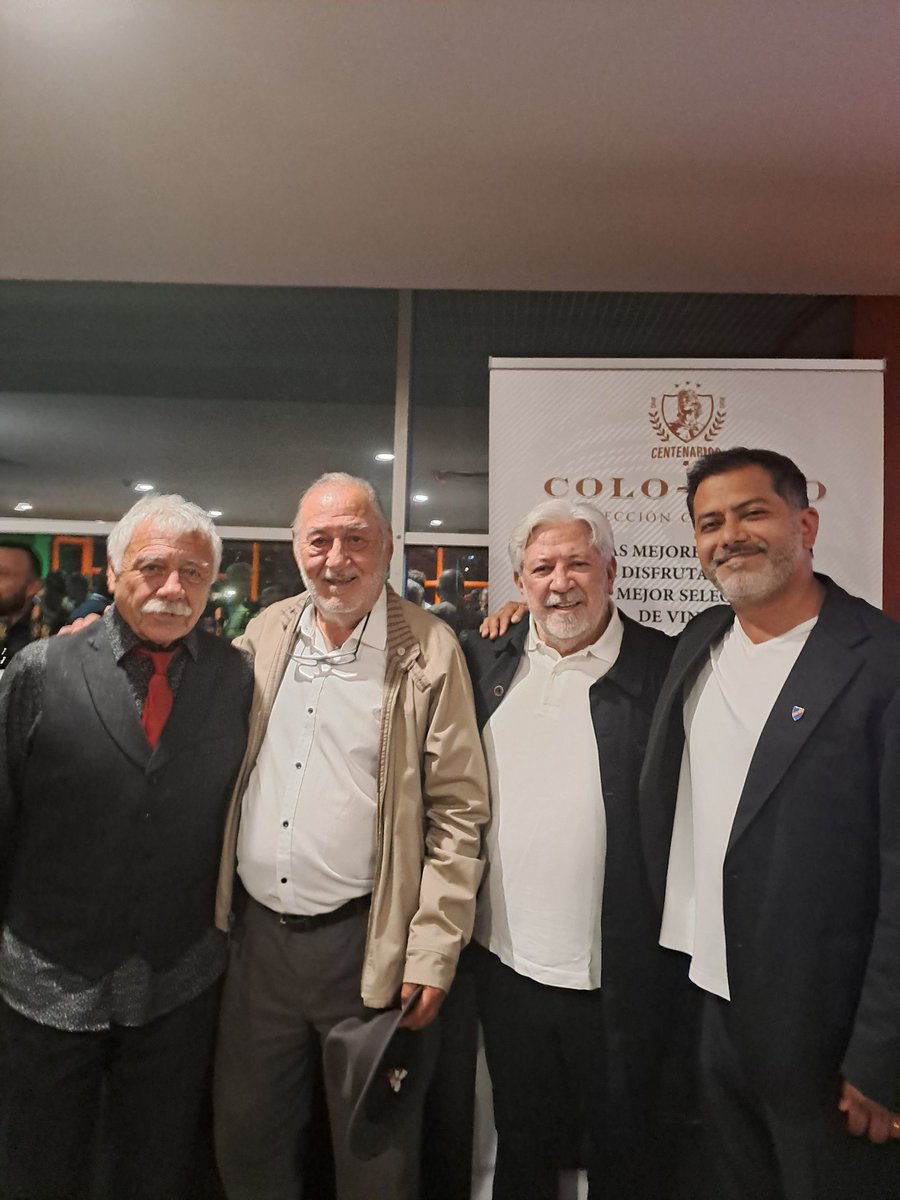 Felices 100 años de vida de COLO-COLO. 
En la foto junto a Carlos Caszely, Eduardo Loyola y Pedro Ruminot. 
Vimos hermoso documental sobra la larga vida del Club, sus jugadores,  hinchas , simpatizantes y  sus dirigentes..
Saludos a TODOS LOS COLO-COLINOS en su aniversario.