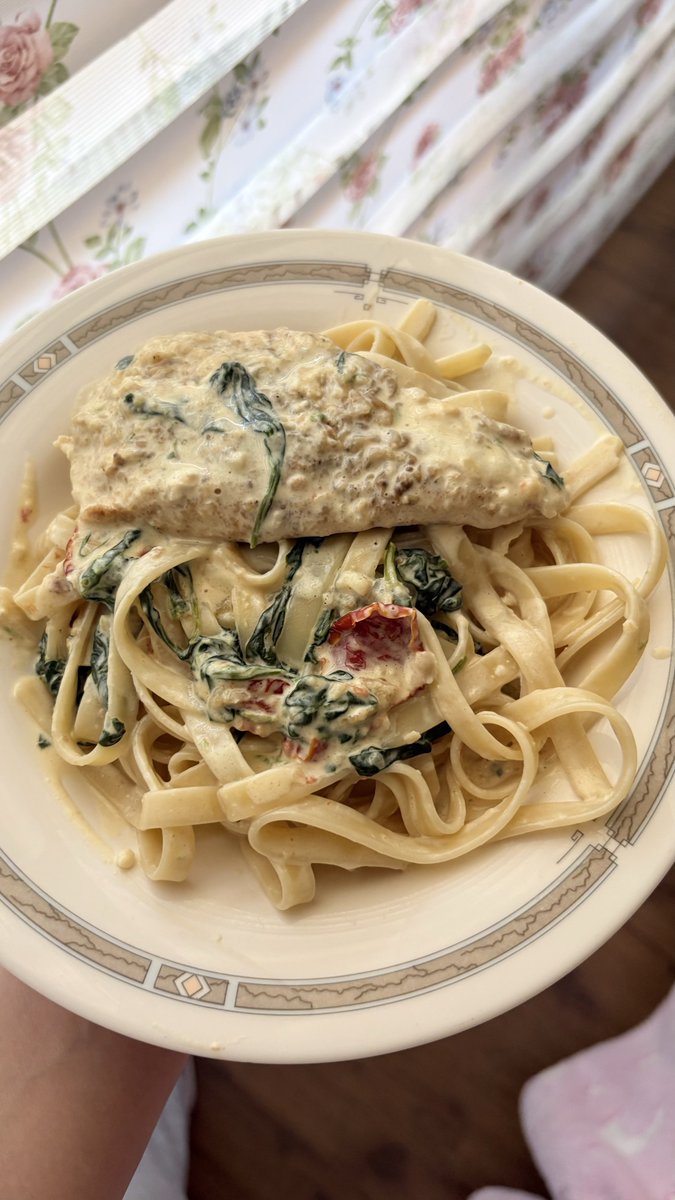 YssssssssGh's tweet image. این پاستائه که دختره رسپیش رو برام فرستاد رو درست کردم و انقدر خوب شد که می‌خوام گریه کنم.