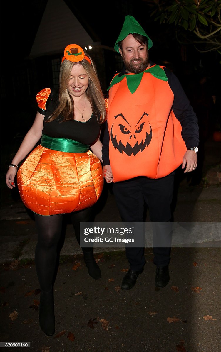 shitbritishpics's tweet image. David Mitchell and Victoria Coren Mitchell attends Jonathan Ross's Halloween Party on October 31, 2016 in London, England.  (2016)