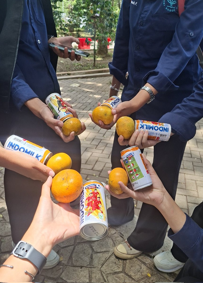 studyjurr's tweet image. susu dan buah gratis dari ipb🙌🏻