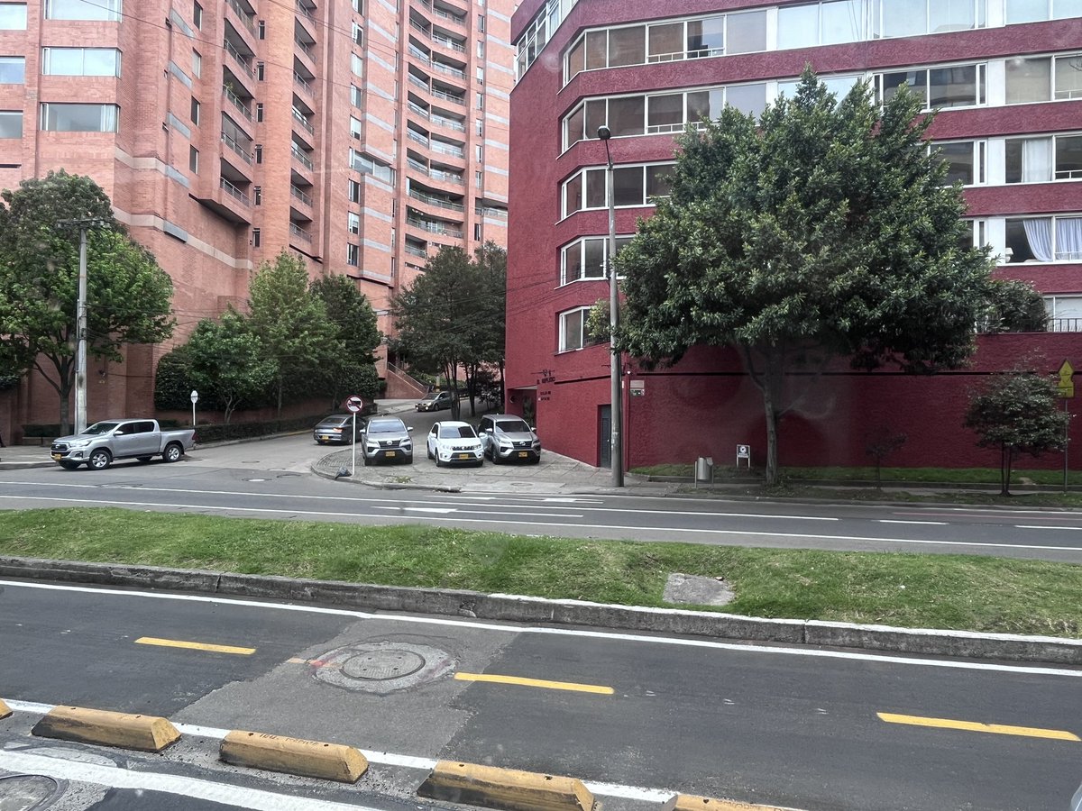 <a href="/JD_Quinteror/">Juan David Quintero</a> que tal esto? Por qué no habilitamos foto multa ciudadana para denunciar a estos abusivos?