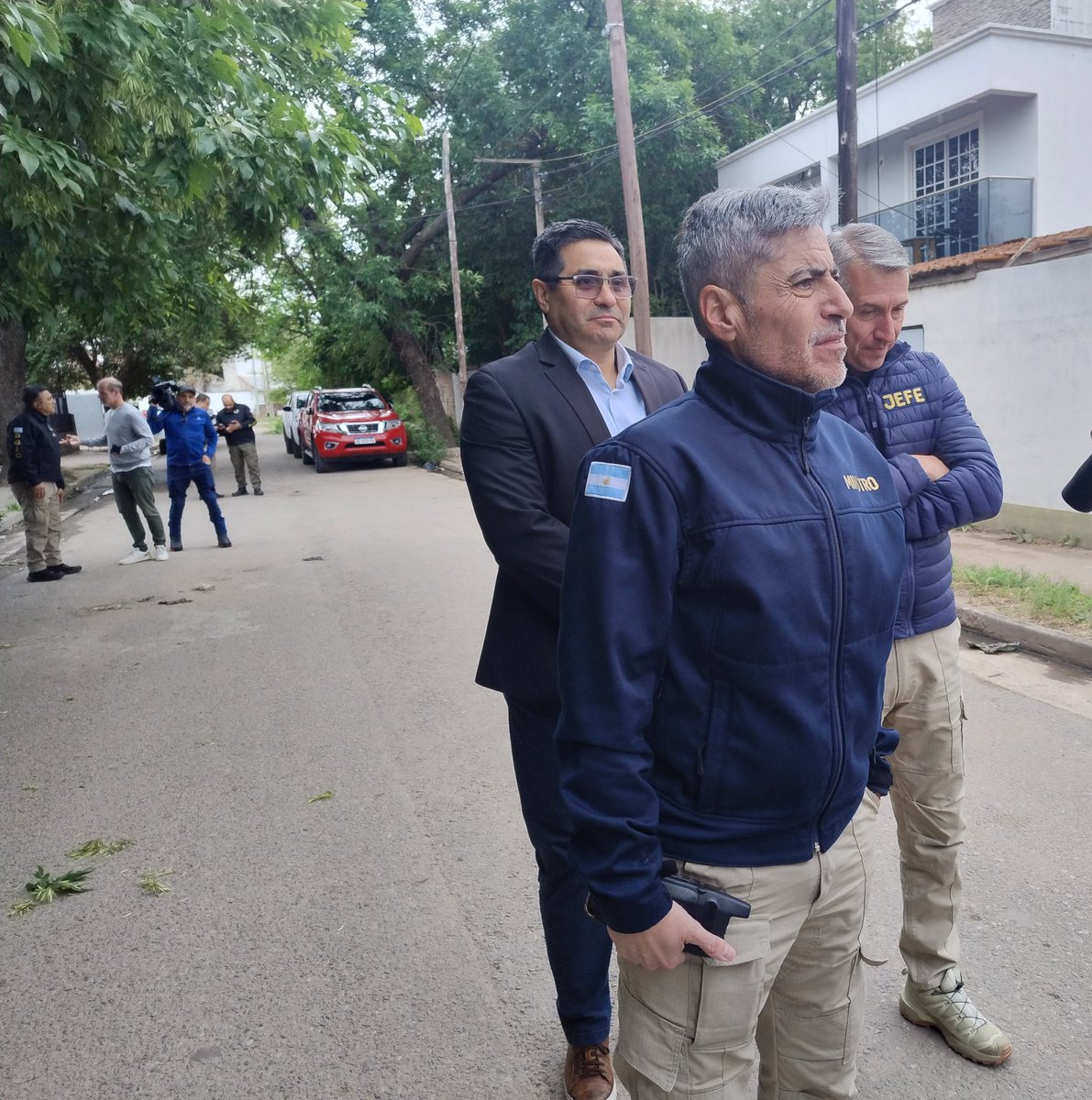 #AHORA <a href="/QuinterosJP/">Juan Pablo Quinteros</a> confirma q cayó detenido el autor material de 12 disparos contra una academia de danzas de Bv Zipoli y 9 de Julio, Alto Alberdi. Tambien se secuestró moto y se investigan vinculo c/detenido en Bouwer y una ex pareja Info: Javier Sassi <a href="/masradiocba/">Más Radio Córdoba</a>