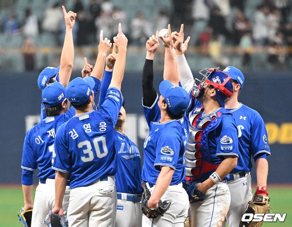 whatever21ions's tweet image. 진짜가좋은이유 .. 세이브상황아니면절대함께하늘찔러주지않던오승환, 어린포수들이오승환과하고싶어했던세레머니, 아시아최다세이브기록세우고 다같이하던세레머니, 투수최초은퇴투어를하고 여러구단이주는선물에 박혀잇는 하늘을찌르는오승환, 은퇴기념유니폼에박혀있는하늘을찌르는모습