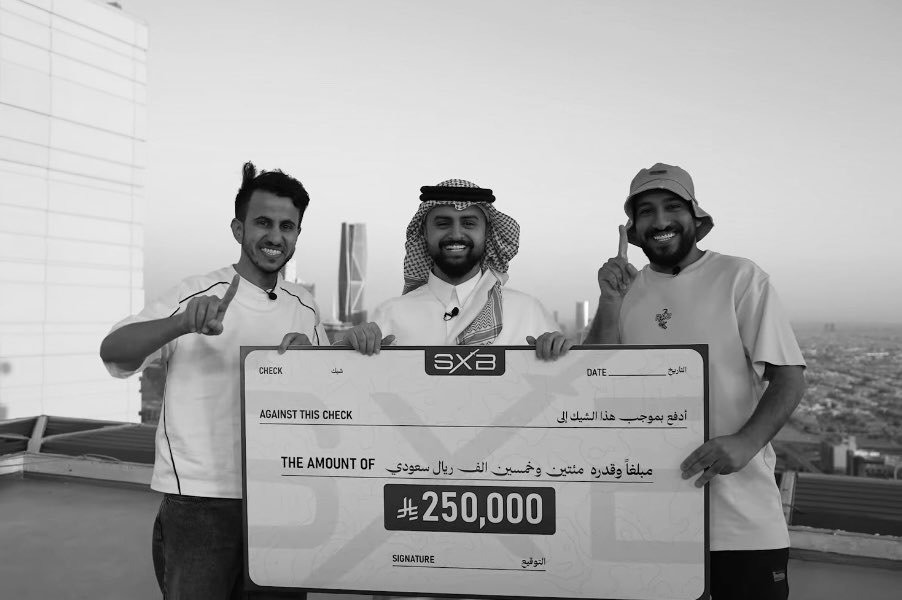 ورجوتُ عيني أن تكفّ دموعها
يومَ الوداعِ نشدتُها لاتدمعي 
أغمضتُها كي لاتفيضَ فأمطرت
😢