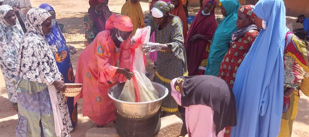 #Mayahi, 7-9 oct..., 24 productrices  formées à la transformation du #Niébé et du #Moringa. Grâce au soutien du  <a href="/GvtMonaco/">Gouvernement Monaco</a>, elles maîtrisent désormais les techniques et sont prêtes à les répliquer dans leurs villages.
#Nutrition #Innovation #Autonomisation