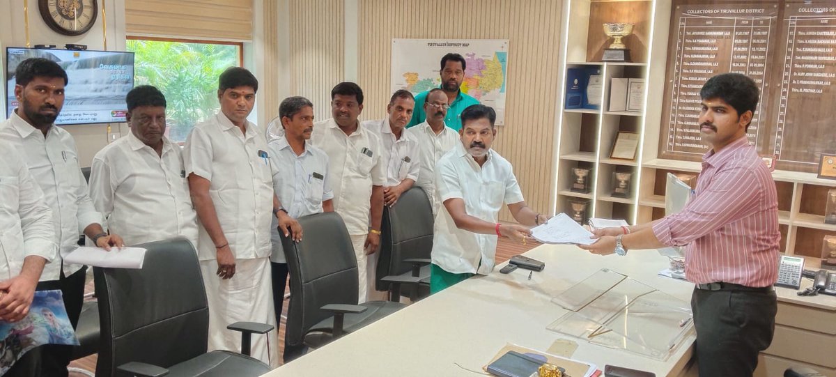 ChandranDMK_'s tweet photo. மாண்புமிகு தமிழ்நாடு முதலமைச்சர் கழகத் தலைவர் அண்ணன் தளபதி @mkstalin அவர்கள் மாண்புமிகு தமிழ்நாடு துணை முதலமைச்சர் அண்ணன் இளந்தலைவர் @Udhaystalin அவர்கள் ஆகியோரின் வழிகாட்டுதலின் படி, திருத்தணி சட்டமன்றத் தொகுதிக்குட்பட்ட பொது மக்களிடமிருந்து பெறப்பட்ட கோரிக்கை மனுக்களை  திருவள்ளூர் மாவட்ட ஆட்சியர் திரு.மு.பிரதாப் (இ.ஆ.ப) அவர்களிடம் வழங்கி மனுக்கள் தொடர்பான நடவடிக்கை மேற்கொள்ளுமாறு கேட்டுக் கொண்டோம்.
உடன் :-
கழக நிர்வாகிகள்.
#DMK4TN 
#tiruttanimla