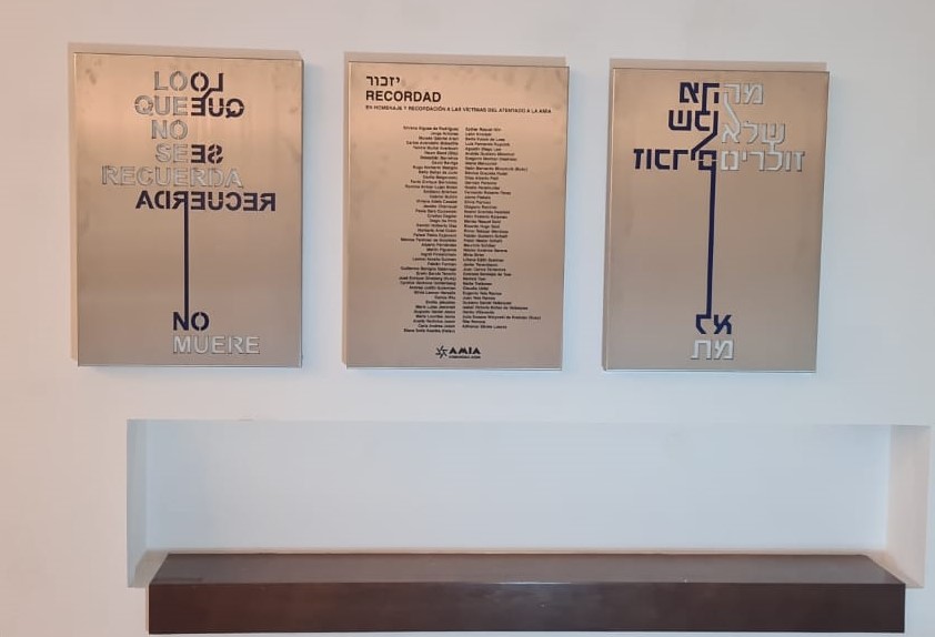 Desde hoy, la sede de <a href="/argenisrael/">Argentina en Israel</a> alberga “Recordar”, la obra de Alejandro Thornton que quedó emplazada en un nuevo espacio permanente de recordación a las víctimas del atentado terrorista del 18 de julio de 1994. Participaron del homenaje el embajador argentino en Israel