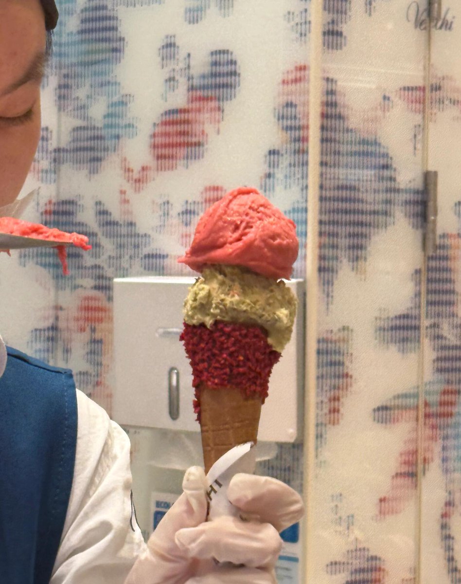 ff6_js's tweet image. 🍓 Dessert before dinner — I call it priorities.