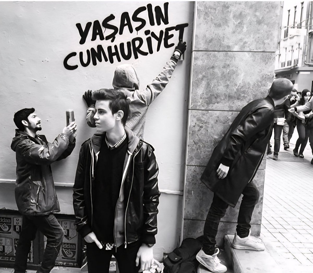 Laik, demokratik, tam bağımsız, adil, eşitlikçi ve barış içinde  bir Cumhuriyetin mümkün olduğuna inancımızı hiç kaybetmeyeceğiz. 
İnsanın, emeğin ve doğanın özgürlük içinde gelişeceği bir ülke için emek vermiş ve vermekte olanlara saygıyla 
#CumhuriyetBayramımızKutluOlsun