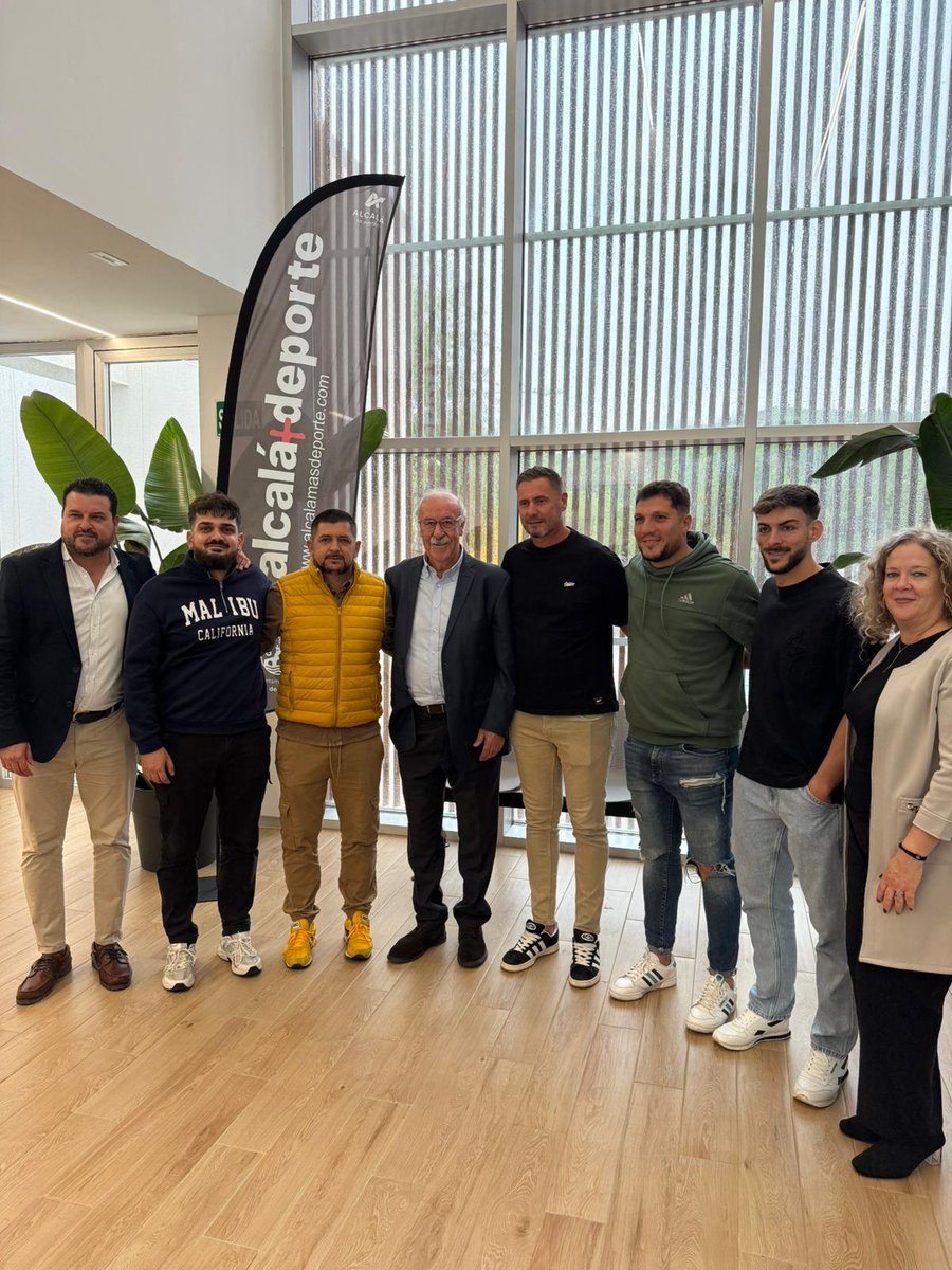 Agradecer al <a href="/aytoguadaira/">Alcalá de Guadaíra</a> y al delegado de deportes Pedro gracia la posibilidad de poder conocer a Don Vicente del bosque , bonita experiencia la que hemos podido vivir.