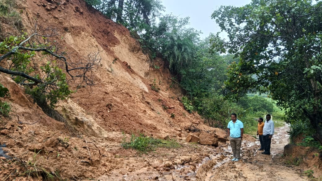 BdoGumma's tweet photo. The nodal officer for Gumma Block @CDO_ZP_GJP visited landslide prone areas along with @BdoGumma and Tahasildar Gumma in view of #CyclonicStorm #Montha. @DM_Gajapati @PRDeptOdisha @IPR_Odisha @rdmodisha @SRC_Odisha https://t.co/8HUTDQNWZR