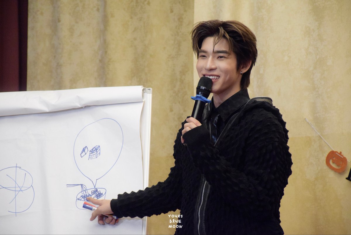 yoursbluemoon's tweet photo. 251027 จิตรกรน้อยกับผลงานชิ้นเอกของเค้า 🎨
#twnpich
#IGNITEx2TEE
#takenbymoon https://t.co/rH1IKLhwfA