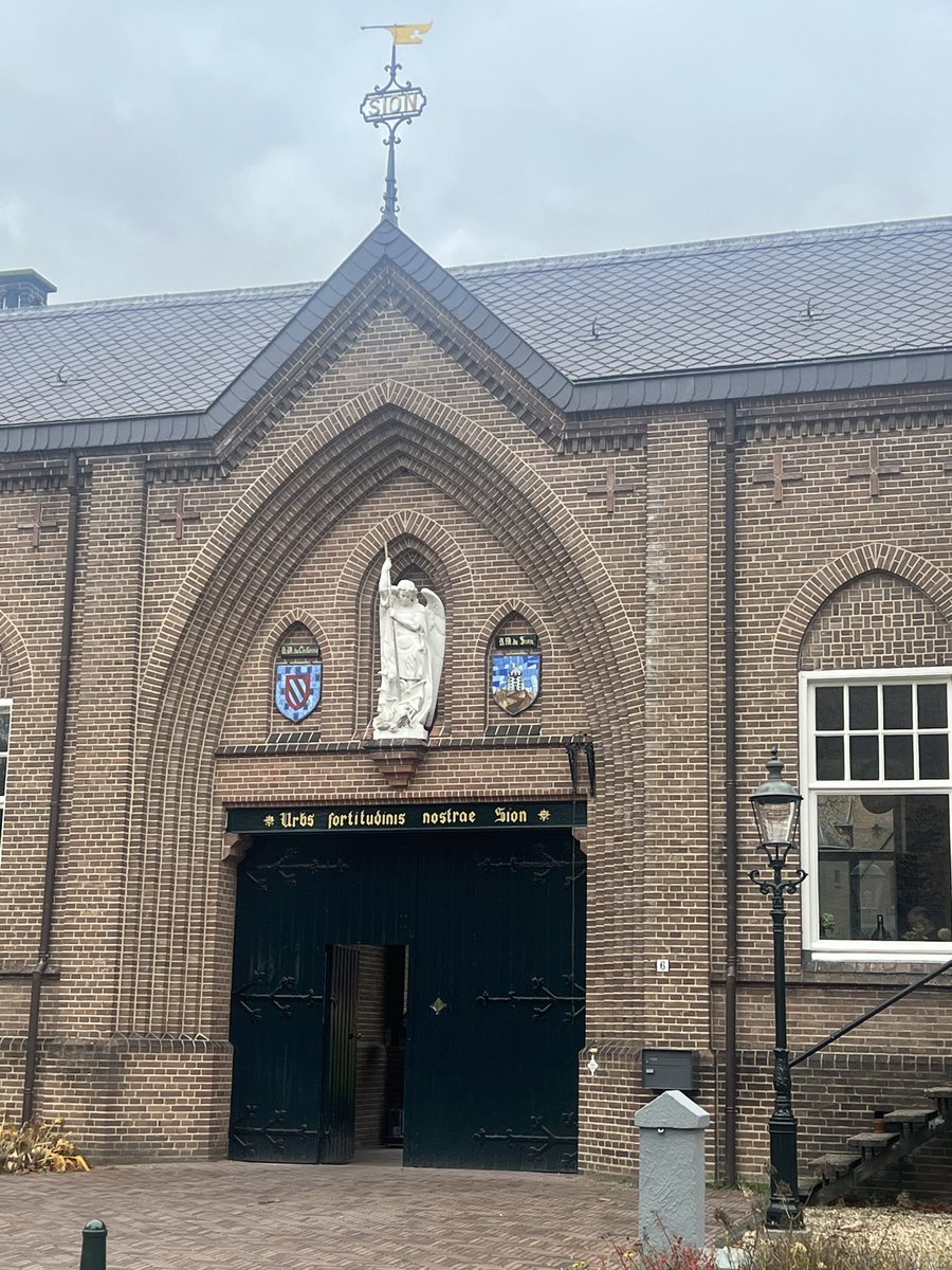 Elskemik's tweet photo. Adem in, sta even stil… belangrijke woorden op de weg naar stemlocatie @nieuwsion in Diepenveen. Bouwen aan (en op) vertrouwen begint vandaag #tk25
#stemcda https://t.co/RFX0vp9598