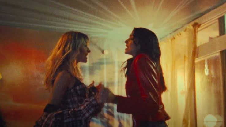 PopCrave's tweet image. 5 years ago today, Dua Lipa &amp;amp; Angèle released “Fever.”