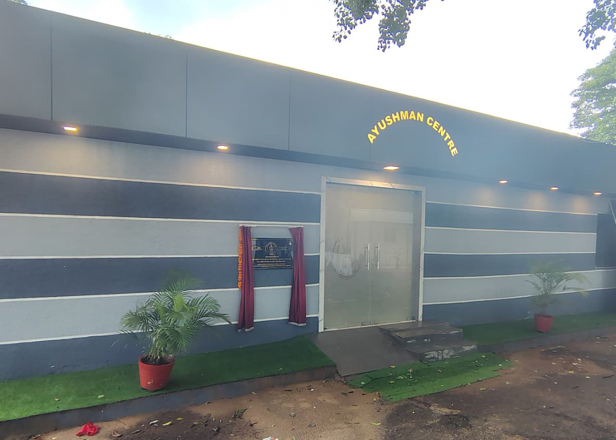 IN_HQENC's tweet photo. A leap forward in Naval healthcare! 
VAdm Rajesh Pendharkar, FOC-in-C, East  inaugurated a state of the art Hyperbaric Oxygen Therapy (HBOT) Facility - Ayushman Centre at INHS Kalyani, #Visakhapatnam on 27 Oct 25, reinforcing #IndianNavy’s commitment to excellence in medical support for service personnel & their dependents. ️#EasternNavalCommand