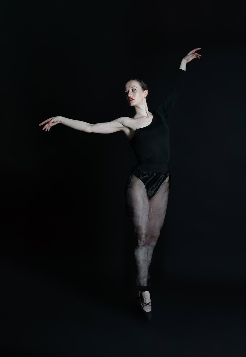 Когда у меня второй раз вылетела коленная чашечка, то мне сказали, что будет хорошо, если я буду нормально ходить. 
Сальто как раньше не прыгаю, но коленкой довольная, потому что бегаю и прыгаю. Даже на пуантах стою