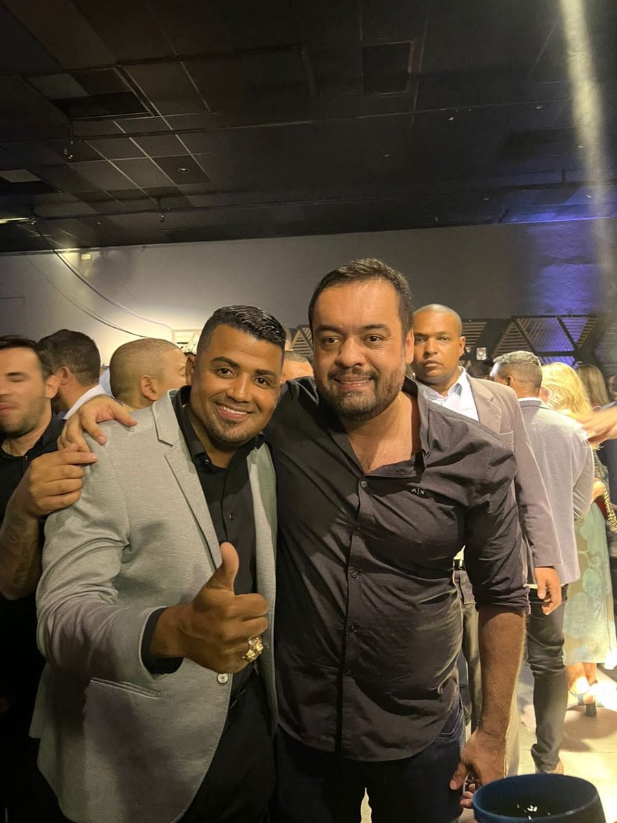 LeviKaique's tweet photo. Esse aí do lado do Cláudio Castro é o deputado bolsonarista TH Joias, preso por ser um dos maiores fornecedores de armas pro Comando Vermelho. 

Agora a polícia, a mando do mesmo Cláudio Castro, faz uma chacina na favela pra “recuperar” as armas que eles mesmos deram pro CV https://t.co/Rkoj9aCJ37
