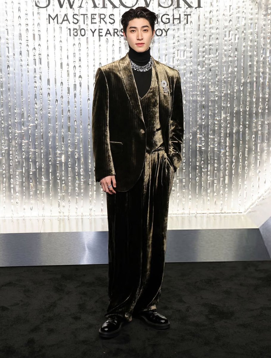 “ BLUE at <a href="/swarovski/">swarovski</a>  : Masters of Light Hollywood ” 💎✨

Cr.IG ontherunway.ns 
#Bluepongtiwat