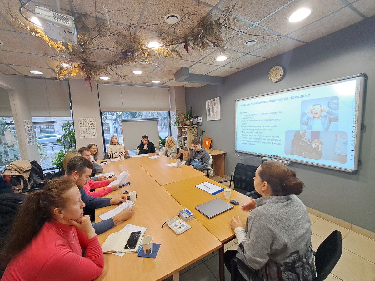 PatverumsDM's tweet image. 🇺🇦 Ukrainas iedzīvotāji apgūst, kā veidot veiksmīgu karjeru Latvijā!
Kursos: darba tiesības, CV sagatavošana, interviju prasmes un motivācija.
💬“Tagad jūtos pārliecinātāk darba meklējumos.”
Projekts ar @RigasDome  atbalstu.
#patvērumsdrošāmāja #UkrainaLatvijā #VeiksmīgaKarjera