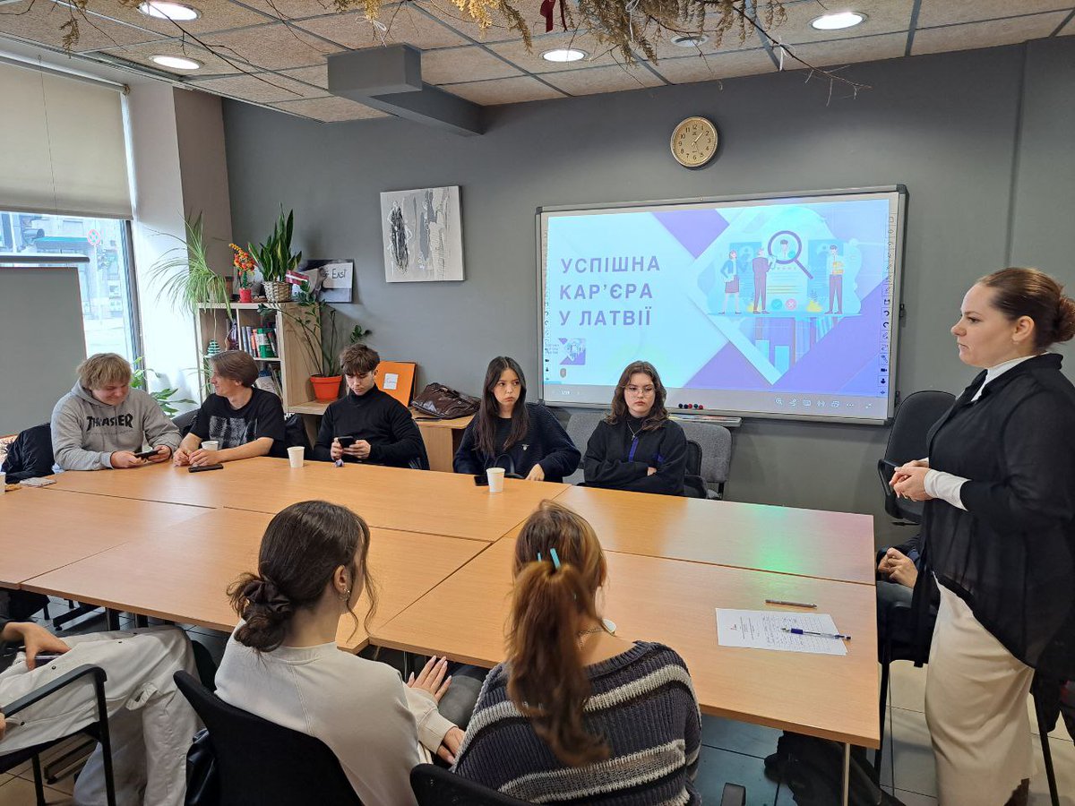 PatverumsDM's tweet image. 🇺🇦 Ukrainas iedzīvotāji apgūst, kā veidot veiksmīgu karjeru Latvijā!
Kursos: darba tiesības, CV sagatavošana, interviju prasmes un motivācija.
💬“Tagad jūtos pārliecinātāk darba meklējumos.”
Projekts ar @RigasDome  atbalstu.
#patvērumsdrošāmāja #UkrainaLatvijā #VeiksmīgaKarjera