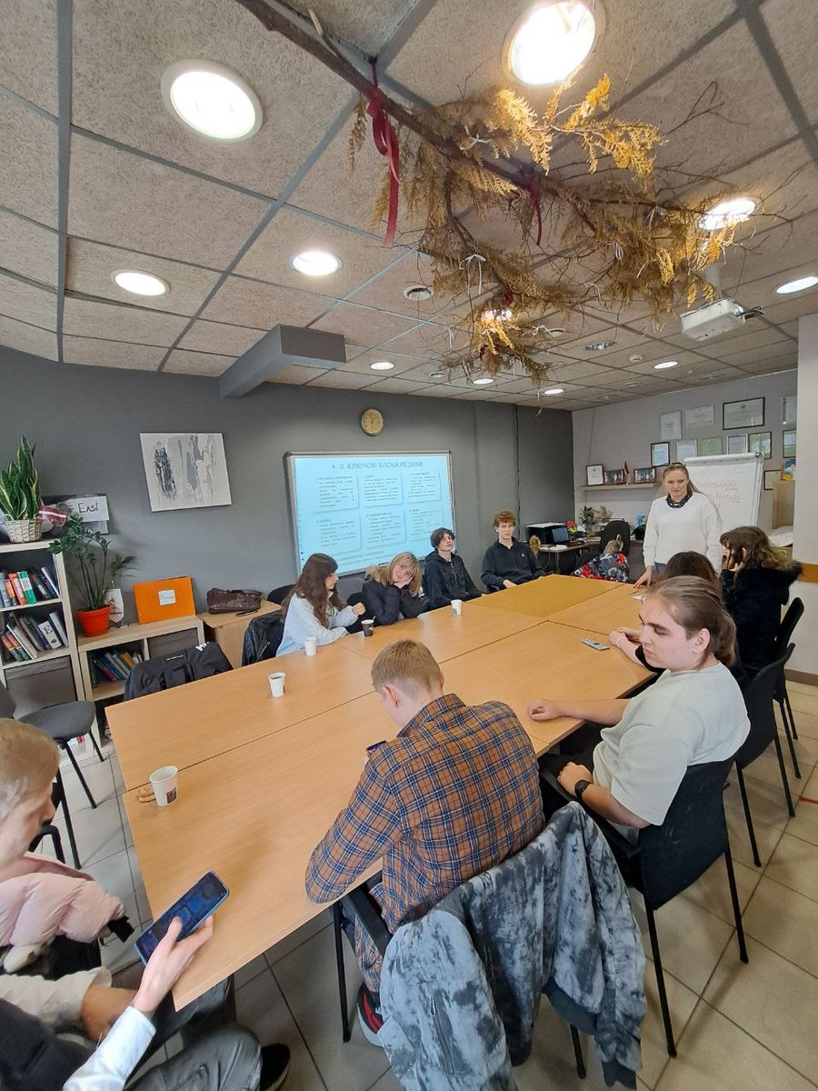 PatverumsDM's tweet image. 🇺🇦 Ukrainas iedzīvotāji apgūst, kā veidot veiksmīgu karjeru Latvijā!
Kursos: darba tiesības, CV sagatavošana, interviju prasmes un motivācija.
💬“Tagad jūtos pārliecinātāk darba meklējumos.”
Projekts ar @RigasDome  atbalstu.
#patvērumsdrošāmāja #UkrainaLatvijā #VeiksmīgaKarjera