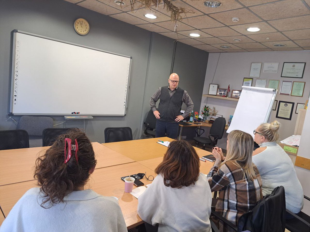 PatverumsDM's tweet image. 🇺🇦 Ukrainas iedzīvotāji apgūst, kā veidot veiksmīgu karjeru Latvijā!
Kursos: darba tiesības, CV sagatavošana, interviju prasmes un motivācija.
💬“Tagad jūtos pārliecinātāk darba meklējumos.”
Projekts ar @RigasDome  atbalstu.
#patvērumsdrošāmāja #UkrainaLatvijā #VeiksmīgaKarjera