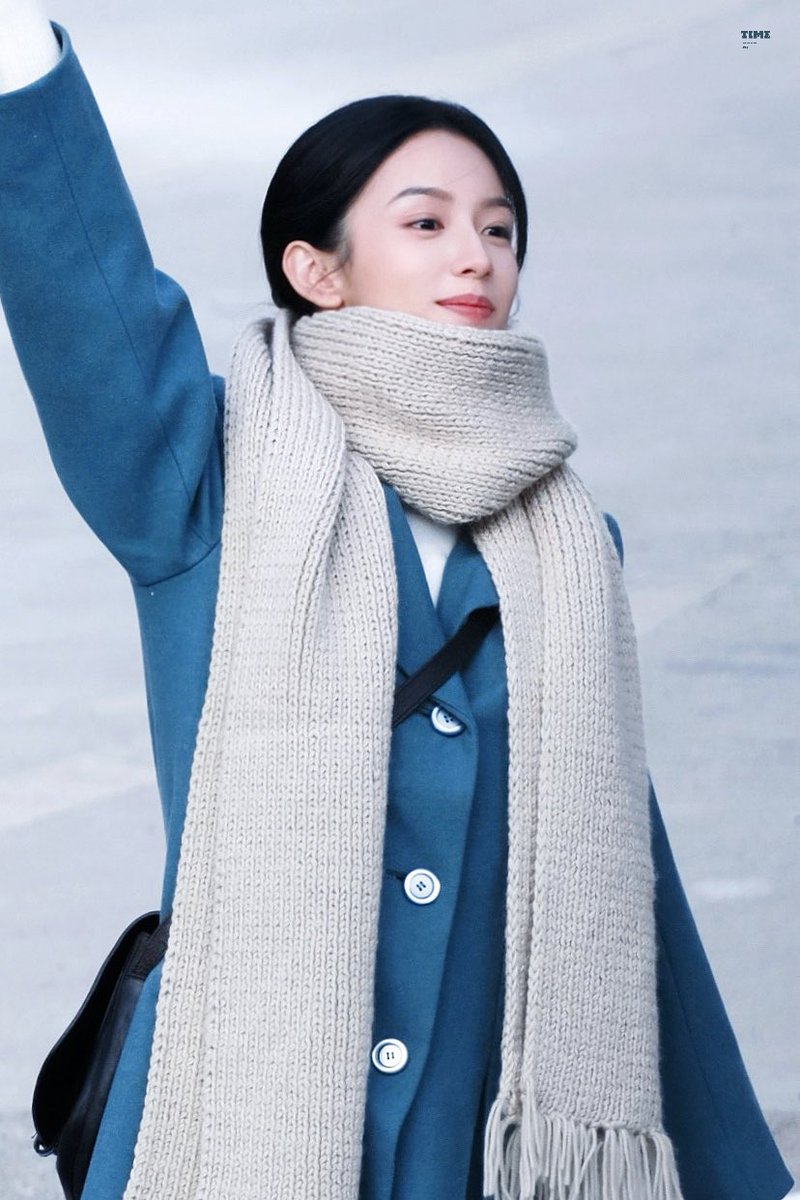 📸 Timemeshine_周也

20251029 lin Xue fan our rust blue beauty ❄️ 

#reddanceshoes #zhouye